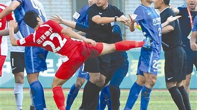 宏兴球员围殴苏宁球员：中国足坛最黑暗一页的深度纪实